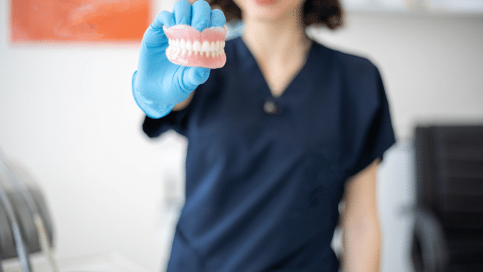 入れ歯が痛いときの6つの対処法を歯科医師が解説